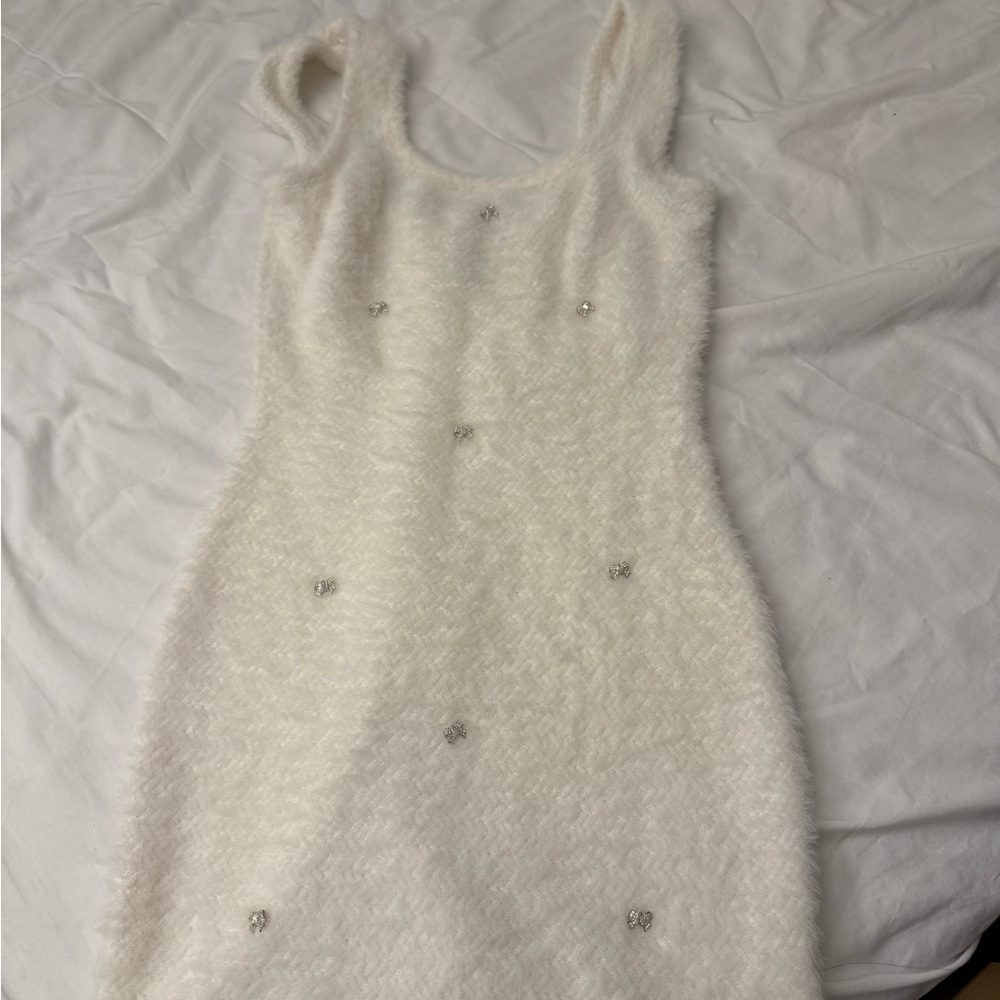 Elegant White Sleeveless Dress